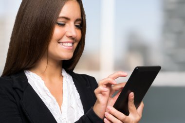 iş kadını dijital tablet kullanma