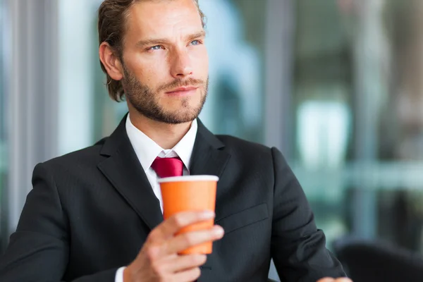 Hombre de negocios tomando café en el centro de negocios — Foto de Stock