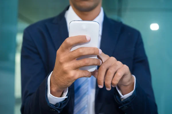 Muž používající svůj mobil — Stock fotografie