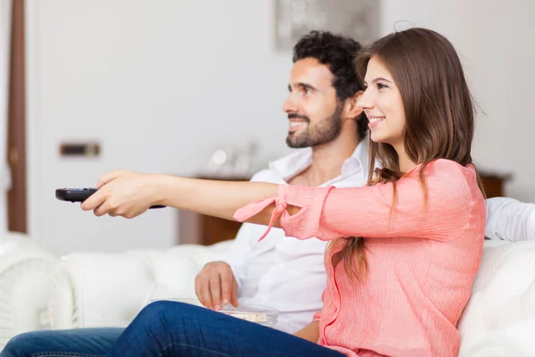 Sorrindo casal assistindo tv — Fotografia de Stock