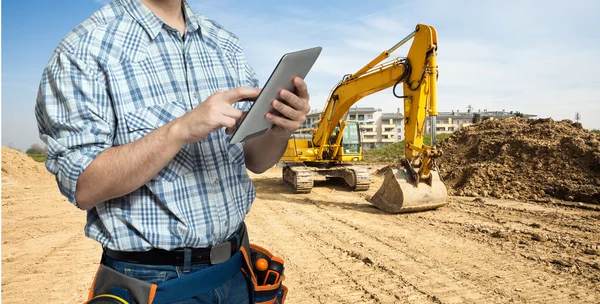 Worker using tablet in constuction site — Stock Photo, Image