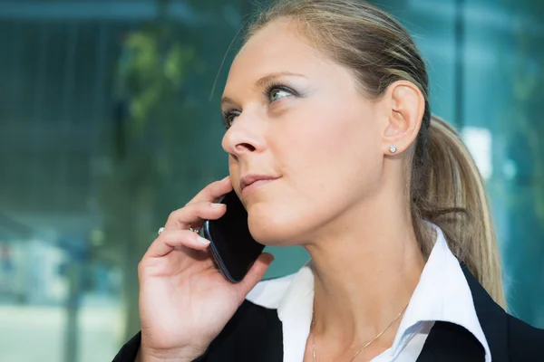 Mulher falando ao telefone — Fotografia de Stock