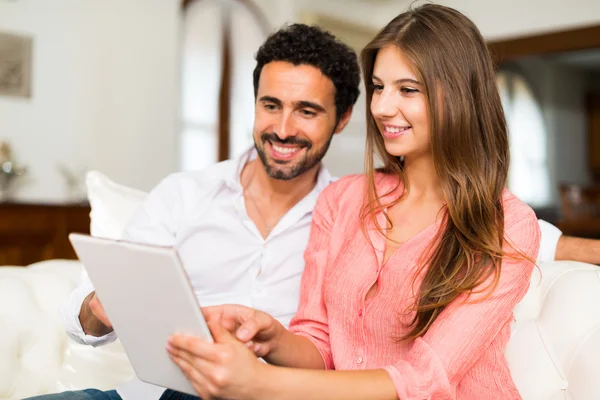 Pareja usando una tableta — Foto de Stock