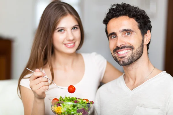 Couple eating a salad — Stock Photo, Image