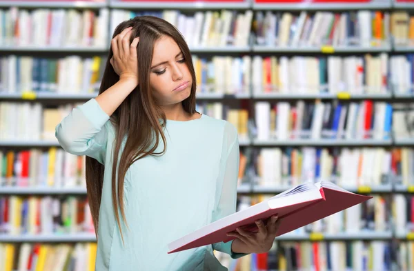 Student op zoek naar haar boek — Stockfoto