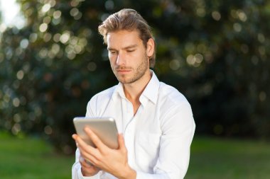 Tablet açık kullanan adam