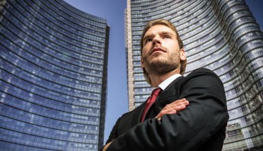 işadamı katlanmış silah ile