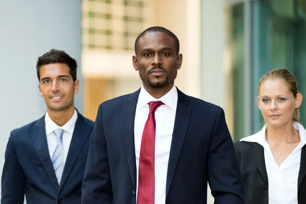 Uomo d'affari africano di fronte alla sua squadra — Foto Stock