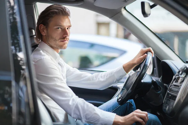 Mann am Steuer seines Autos — Stockfoto