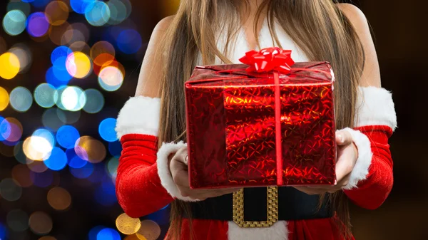 Mulher em panos de Natal segurando presente — Fotografia de Stock