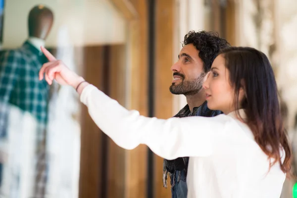 Paar beim Einkaufen in einer städtischen Straße — Stockfoto