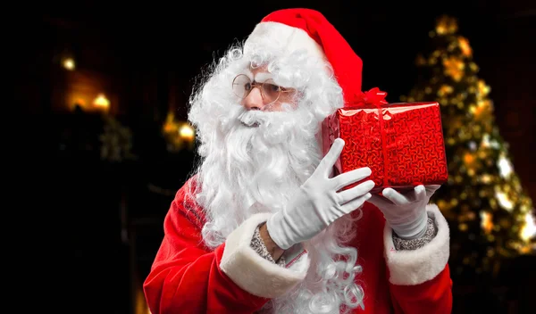 Santa Claus gissen wat zit er in doos — Stockfoto