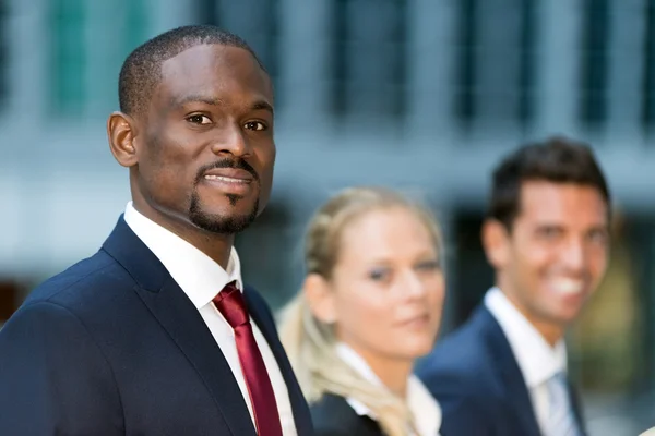 Африканський бізнесмен перед своєю командою — стокове фото