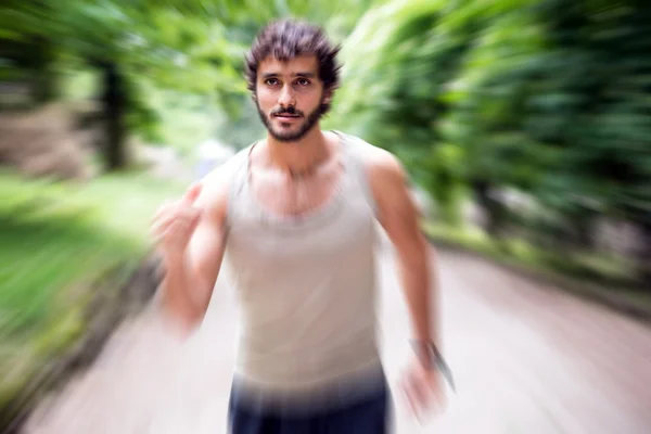 Homem correndo rápido em um parque — Fotografia de Stock