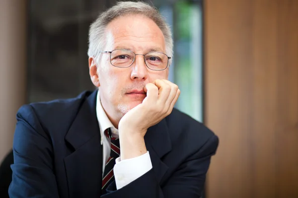 Senor zakenman in office — Stockfoto