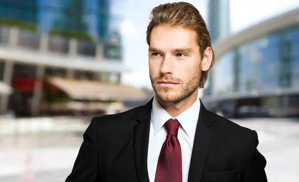 Hombre de negocios guapo al aire libre — Foto de Stock