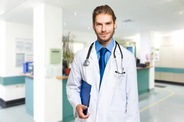 Przystojny lekarz w szpitalu — Zdjęcie stockowe