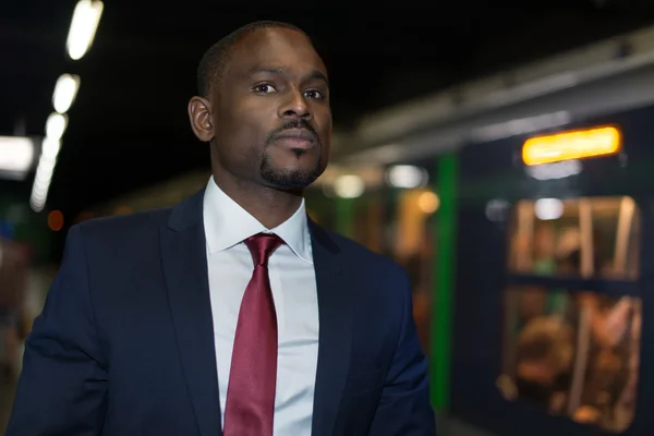 Empresario esperando el tren subterráneo — Foto de Stock