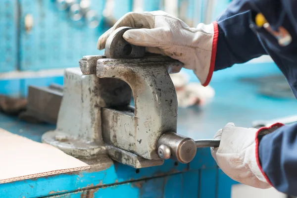 Werknemer beveiligen metalen plaat in vise — Stockfoto