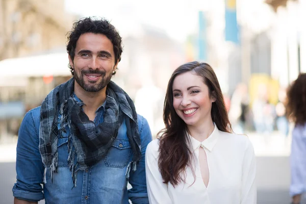 Couple walking in a city — Stock Photo, Image