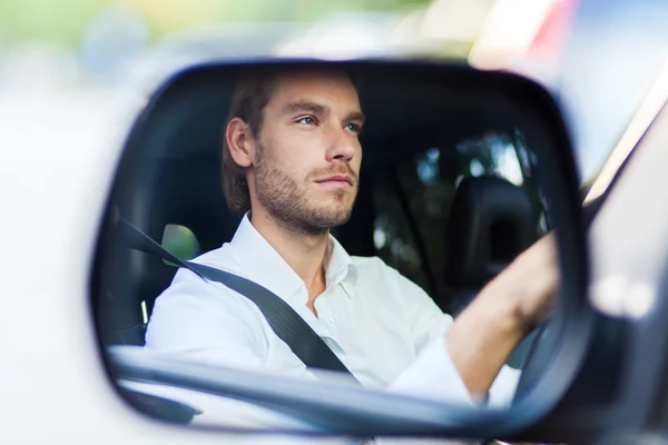 Mann am Steuer seines Autos — Stockfoto