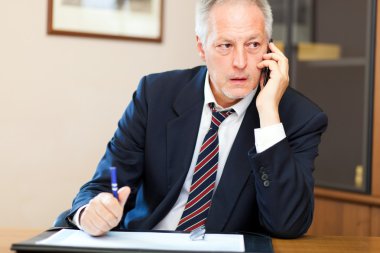 bir cep telefonu kullanma office iş adamı