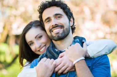 Bir çift parkta dinleniyor.