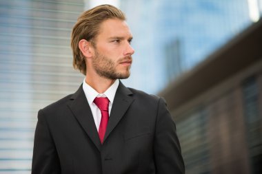 bir iş ortamında iş adamı