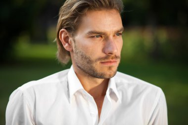 genç yakışıklı işadamı