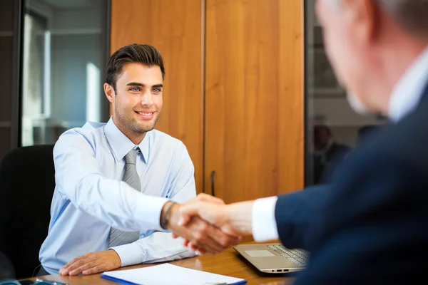 Gente de negocios estrechando sus manos — Foto de Stock