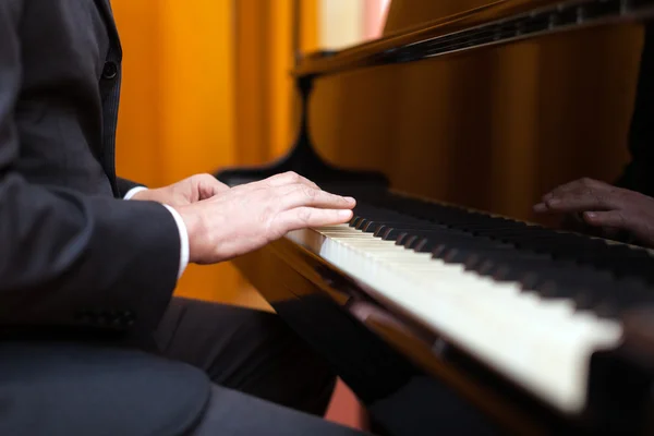 Homem tocando um piano — Fotografia de Stock