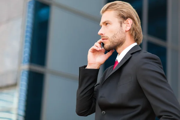 Empresário falando ao telefone — Fotografia de Stock