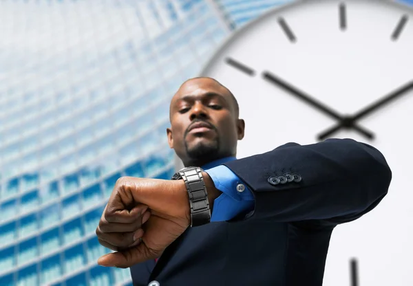 Zakenman kijken horloge — Stockfoto