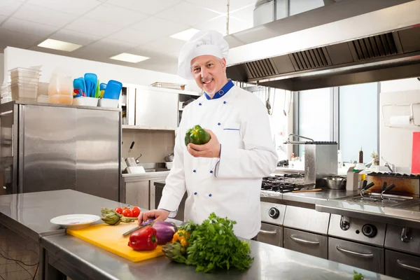 Lachende chef-kok in de keuken — Stockfoto