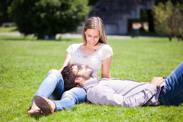 Çift rahatlatıcı bir parkta — Stok fotoğraf