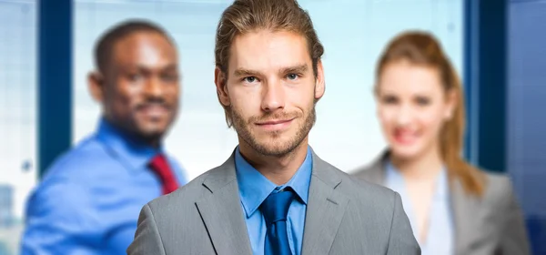Glimlachende zakenmensen in office — Stockfoto