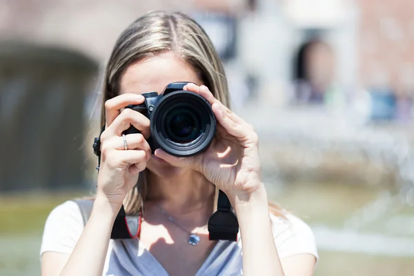 Žena pomocí svého fotoaparátu — Stock fotografie