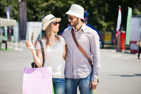 Caminhada de casal com sacos de compras — Fotografia de Stock