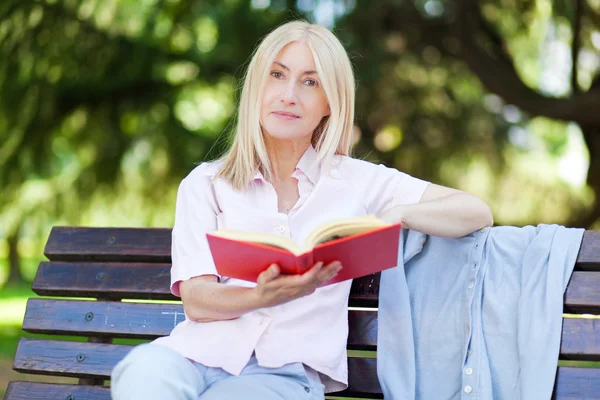 Een vrouw die een boek leest — Stockfoto
