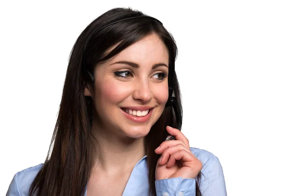 Giovane donna utilizzando un auricolare — Foto Stock