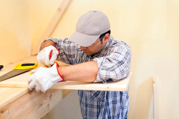 Carpintero en el trabajo en apartamento — Foto de Stock