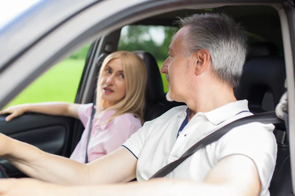 Pareja viajando en coche — Foto de Stock