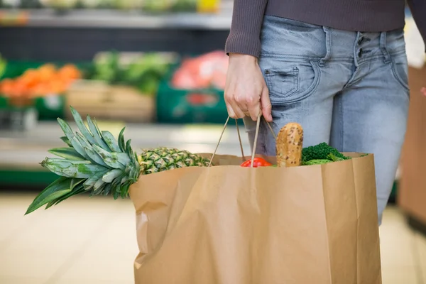 Woman holding a shopping bag — Stock Photo, Image