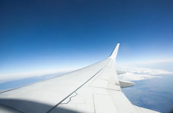 Skrzydło samolotu na niebie — Zdjęcie stockowe