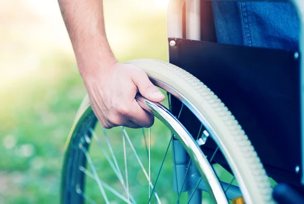 Homme handicapé en fauteuil roulant — Photo