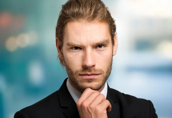 Joven hombre de negocios guapo — Foto de Stock