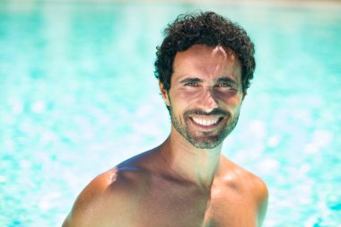 havuz kenarında yakışıklı adam