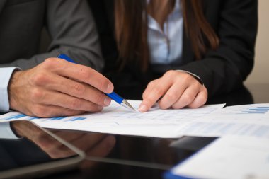 İş adamları bir belge denetimi