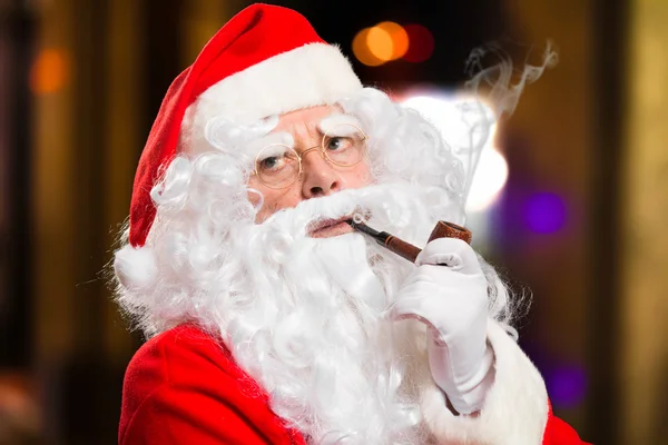 Weihnachtsmann raucht Pfeife — Stockfoto