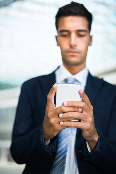 Podnikatel, kontrola jeho telefon — Stock fotografie